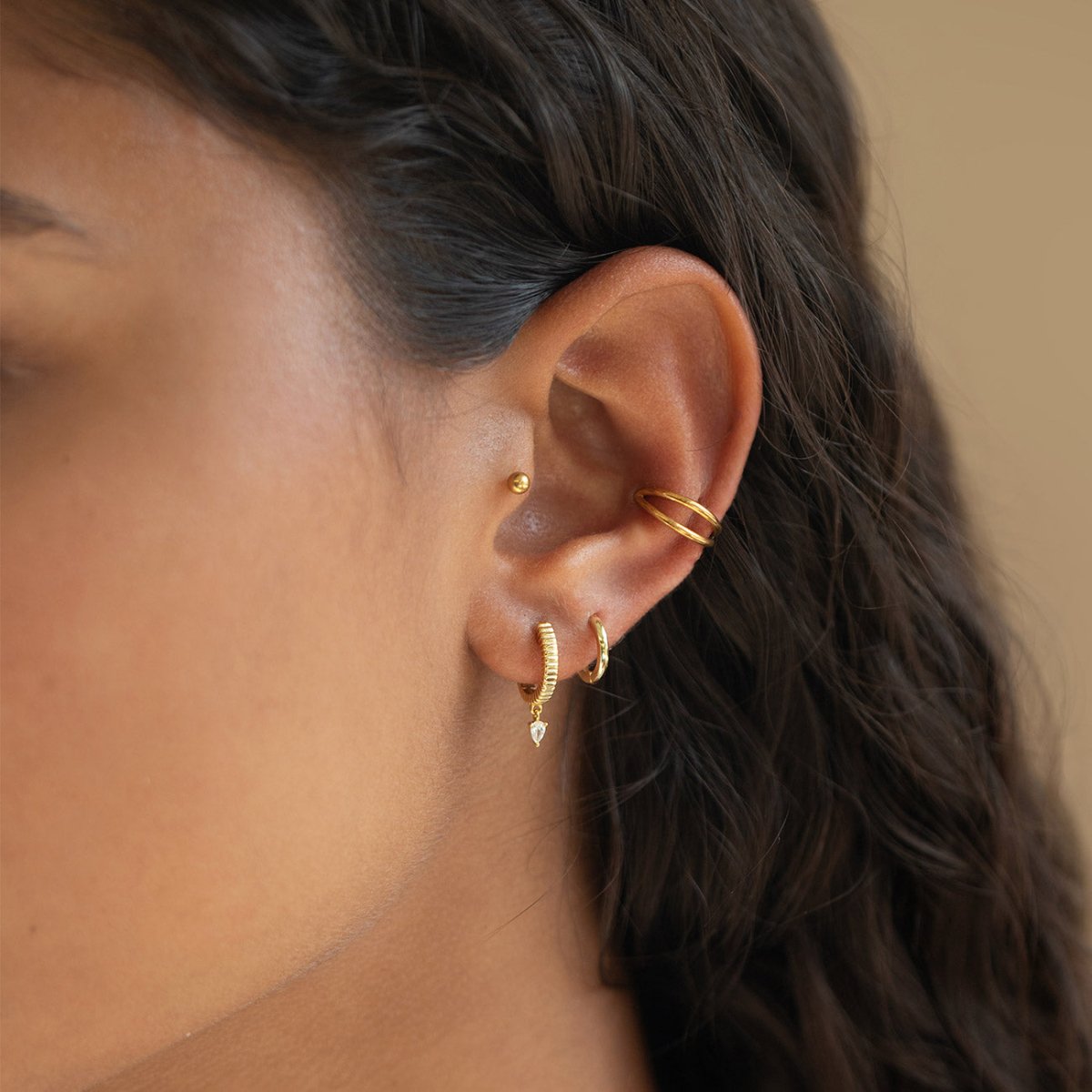 caption:Model wearing 10mm on conch