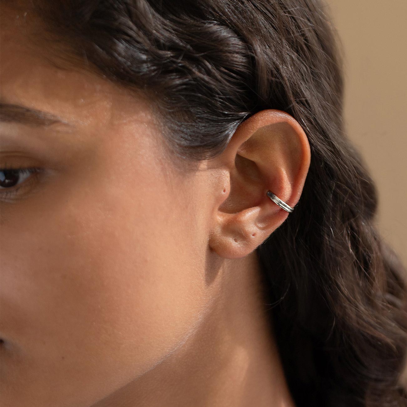 caption:Model wearing 10mm on conch
