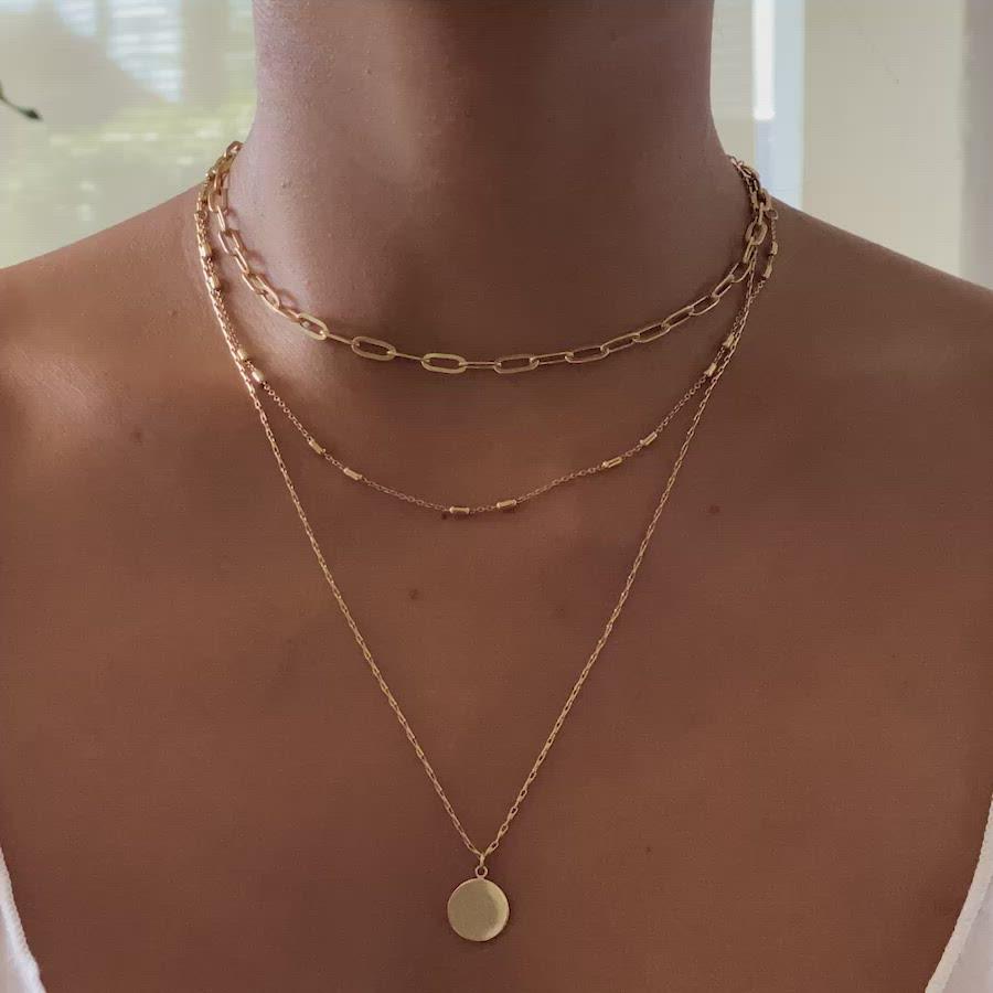 caption:Model wearing necklace in Gold